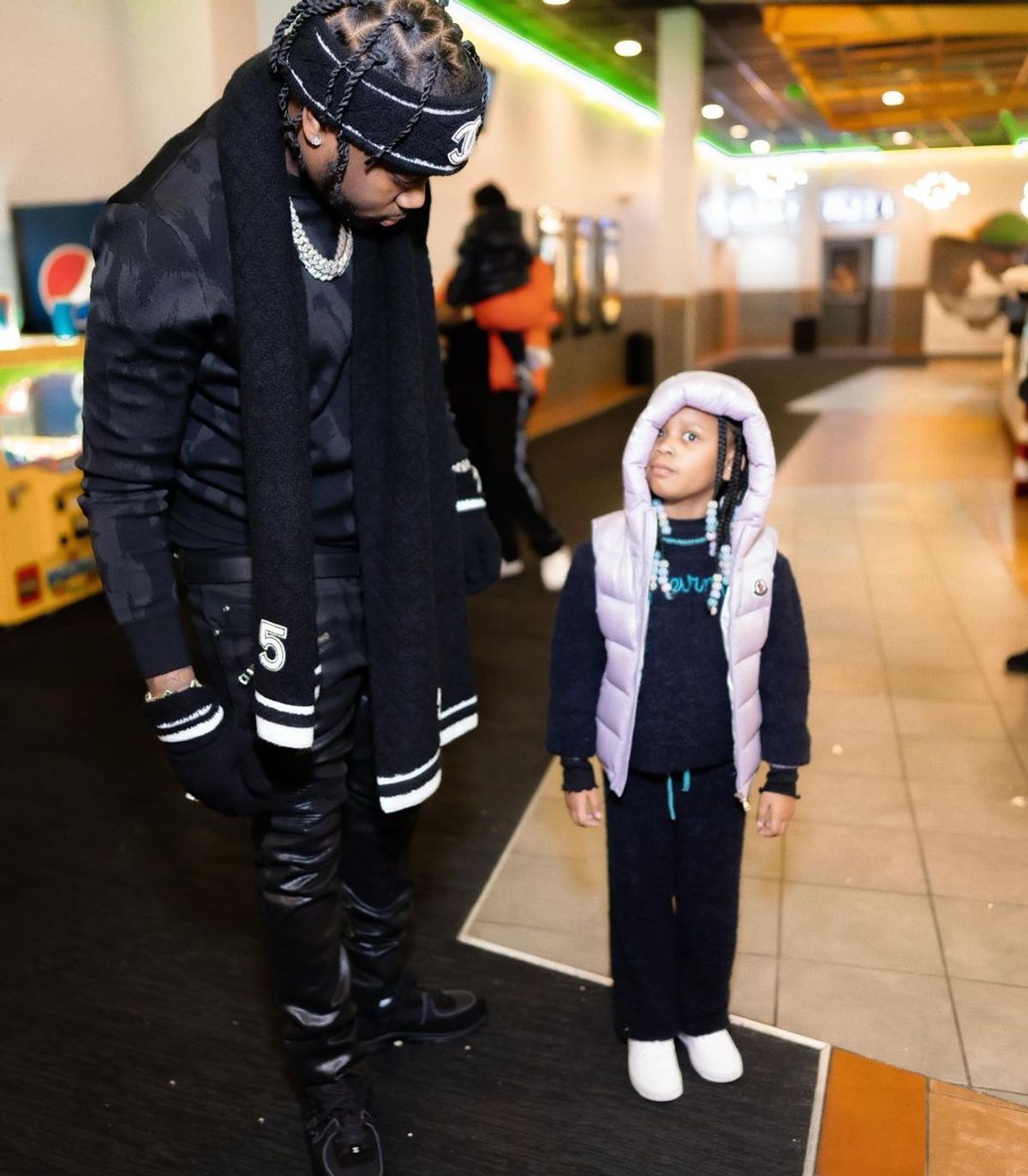 Fivio Foreign Outfit from November 22, 2022 | WHAT’S ON THE STAR?