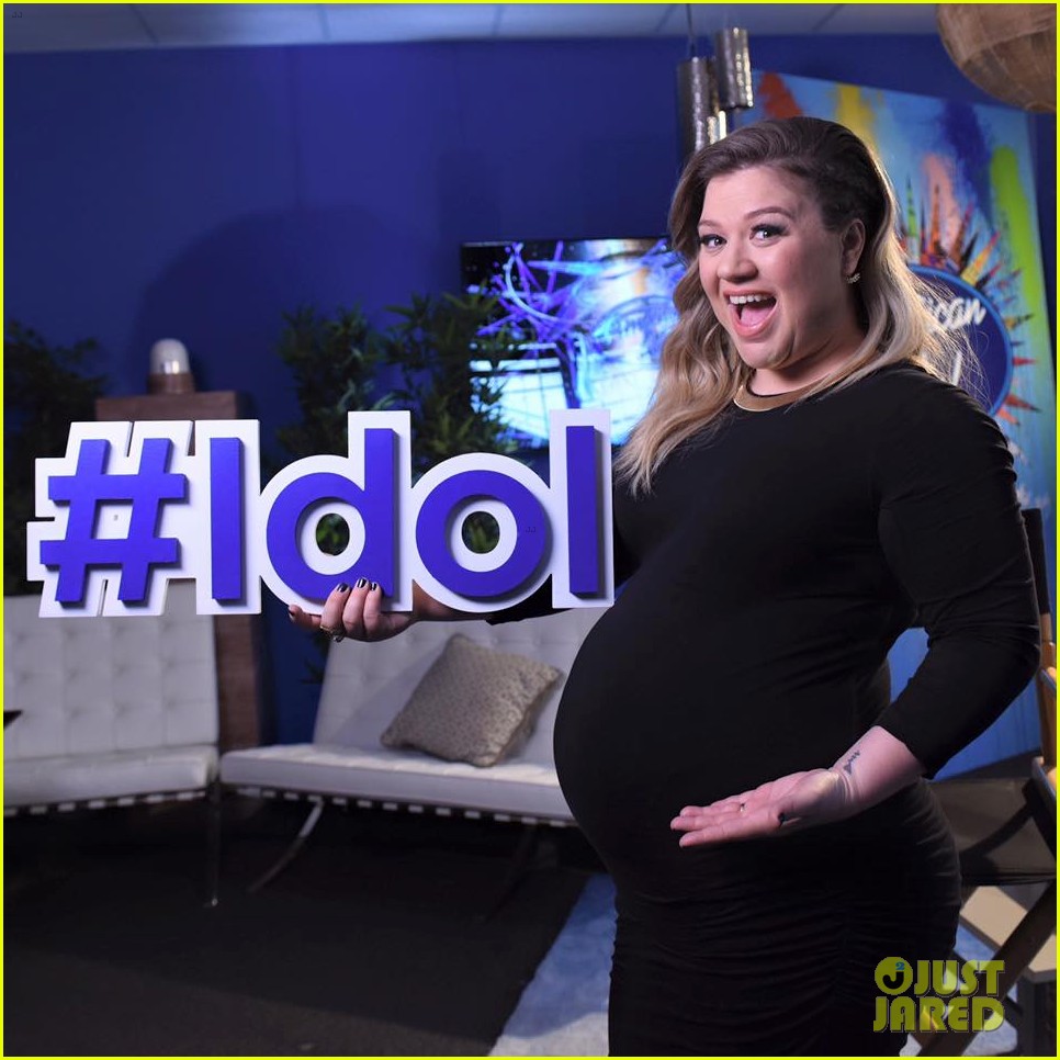 Kelly Clarkson Performs on 'Idol' While 8 Months Pregnant (Video