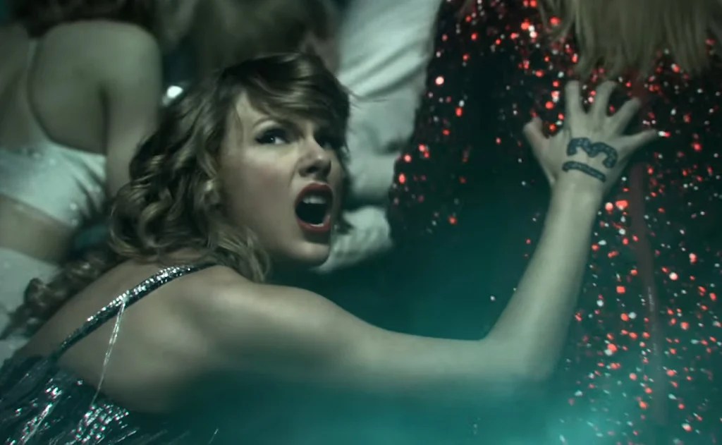 Taylor Swift Has Hidden 13s All Over the ‘LWYMMD’ Video! Taylor Swift(02)