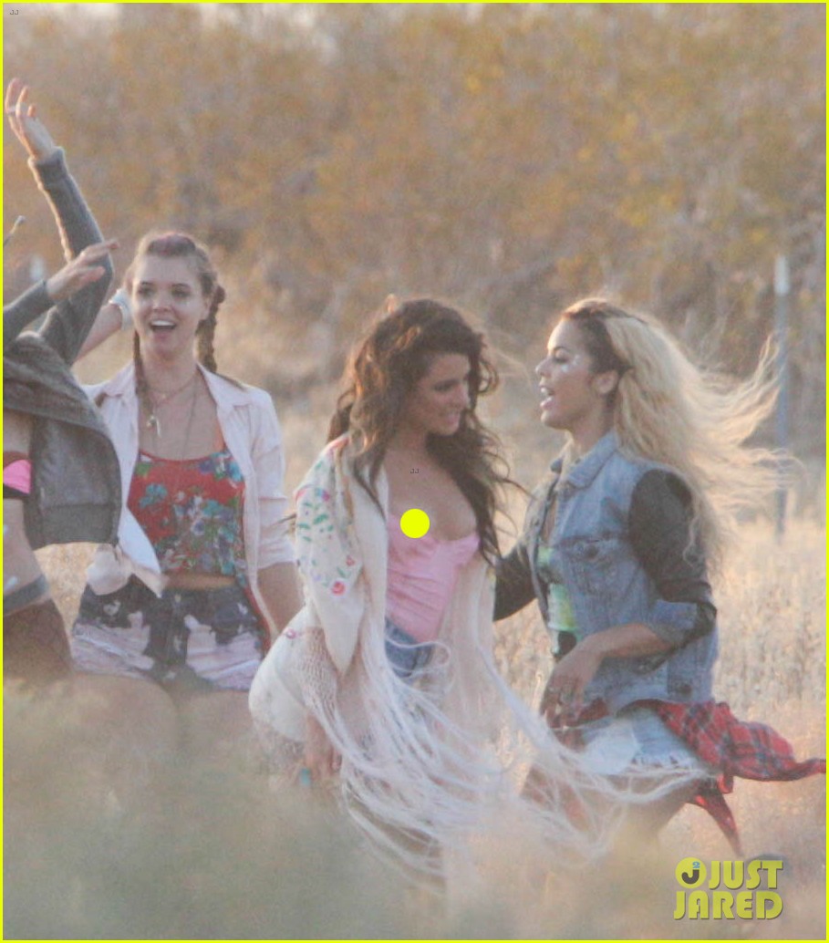 Lea Michele Steps Out After Suffering Nip Slip on Video Shoot Photo(02)