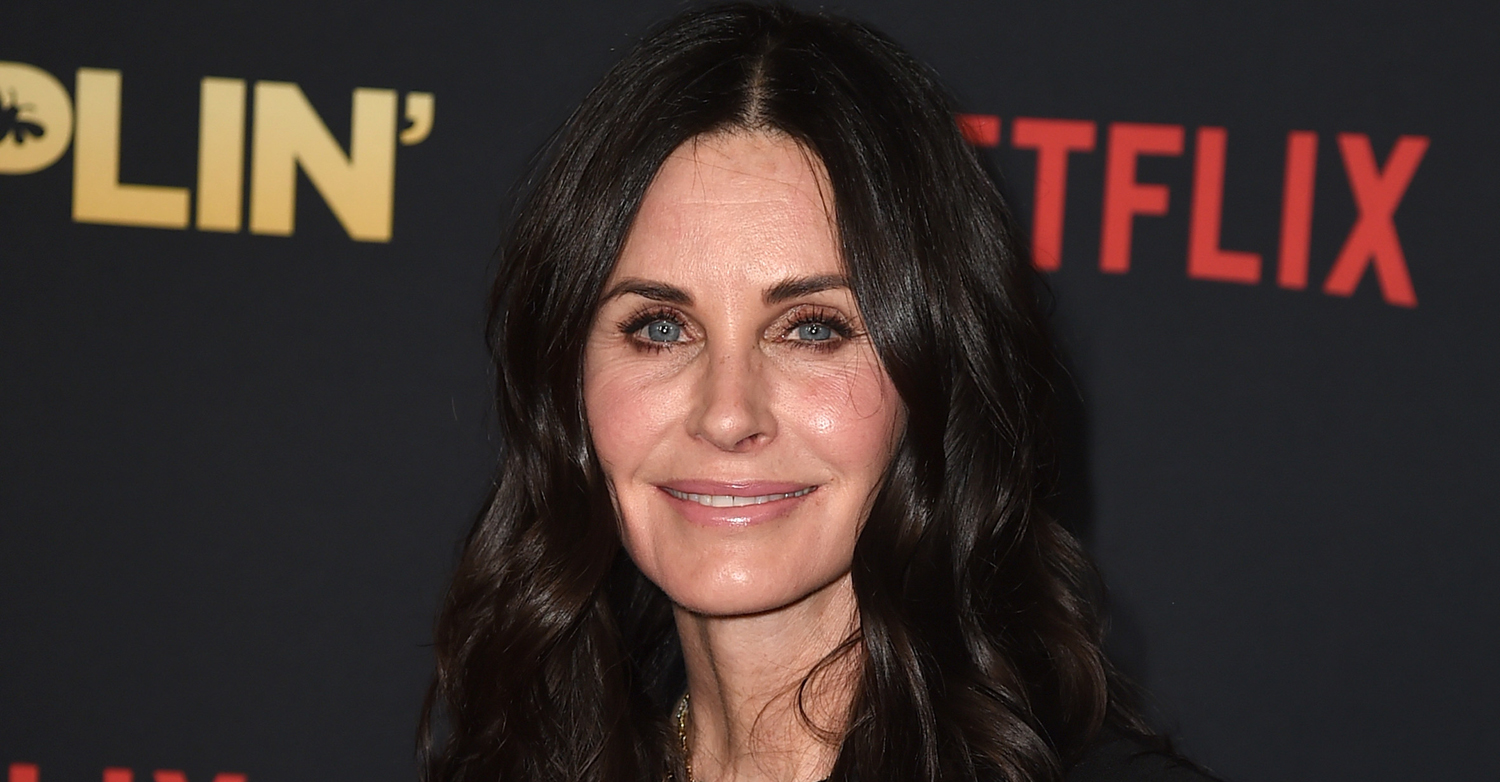Courteney Cox Recreates Iconic ‘Friends’ Scene with Fiance Johnny