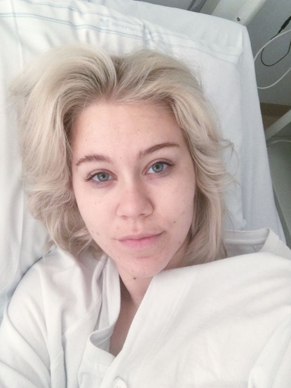 Blondinbella akut till sjukhus "Det rann ut blod i magen"