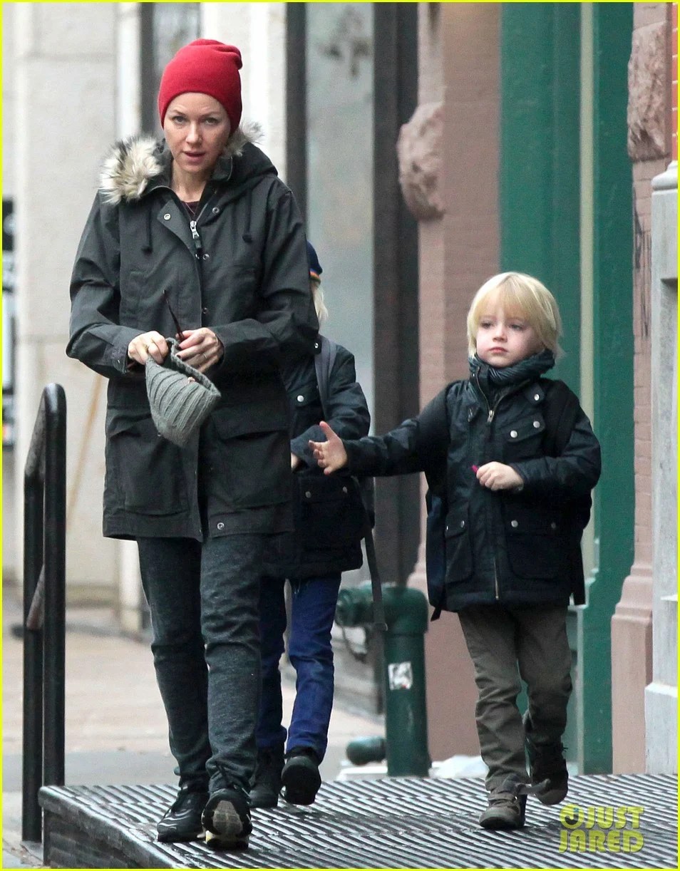 Naomi Watts Walks in the Rain with Sasha & Samuel! Photo 3006453