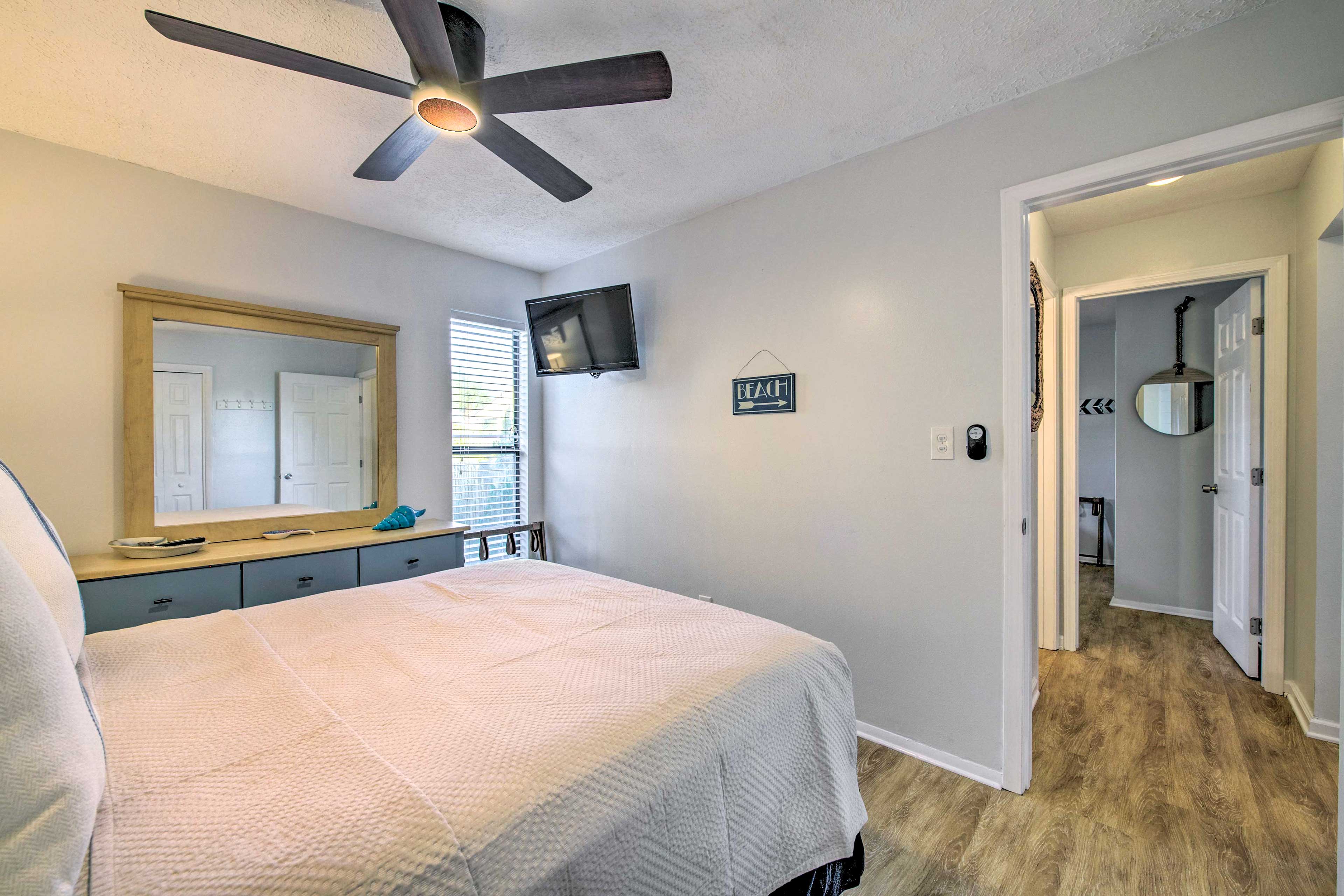 New! Pcb Condo With Pool Access, Steps To Beach in Panama City Beach w