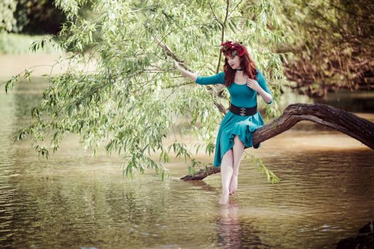 Solve Vodní víla (Water nymph) jigsaw puzzle online with 150 pieces
