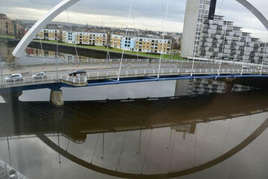 Solve Reflections on the River Clyde jigsaw puzzle online with 176 pieces