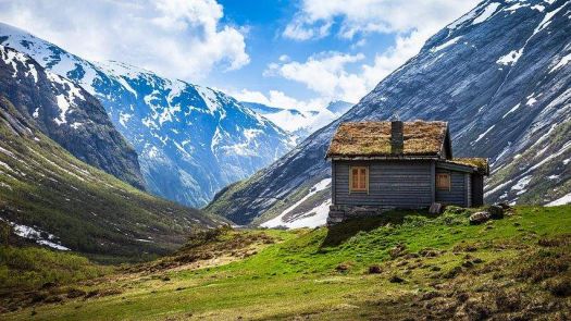 Solve Alpine Hut jigsaw puzzle online with 60 pieces