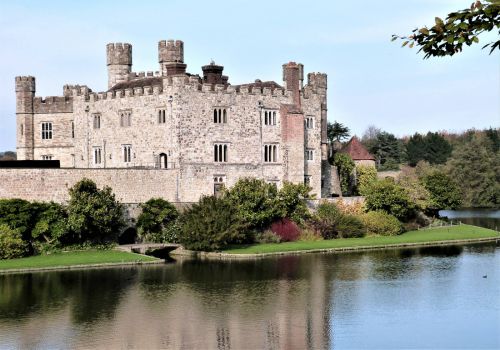 Solve Leeds Castle, Kent jigsaw puzzle online with 140 pieces