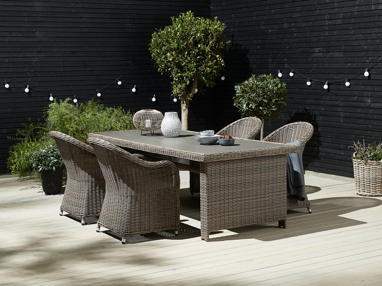 Table GAMMELBY L225 gris + 4 chaises GAMMELBY gris JYSK