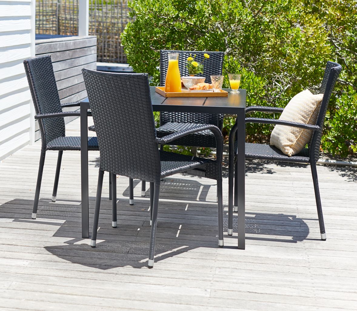 Table MADERUP L90 noir + 4 chaises GUDHJEM noir JYSK