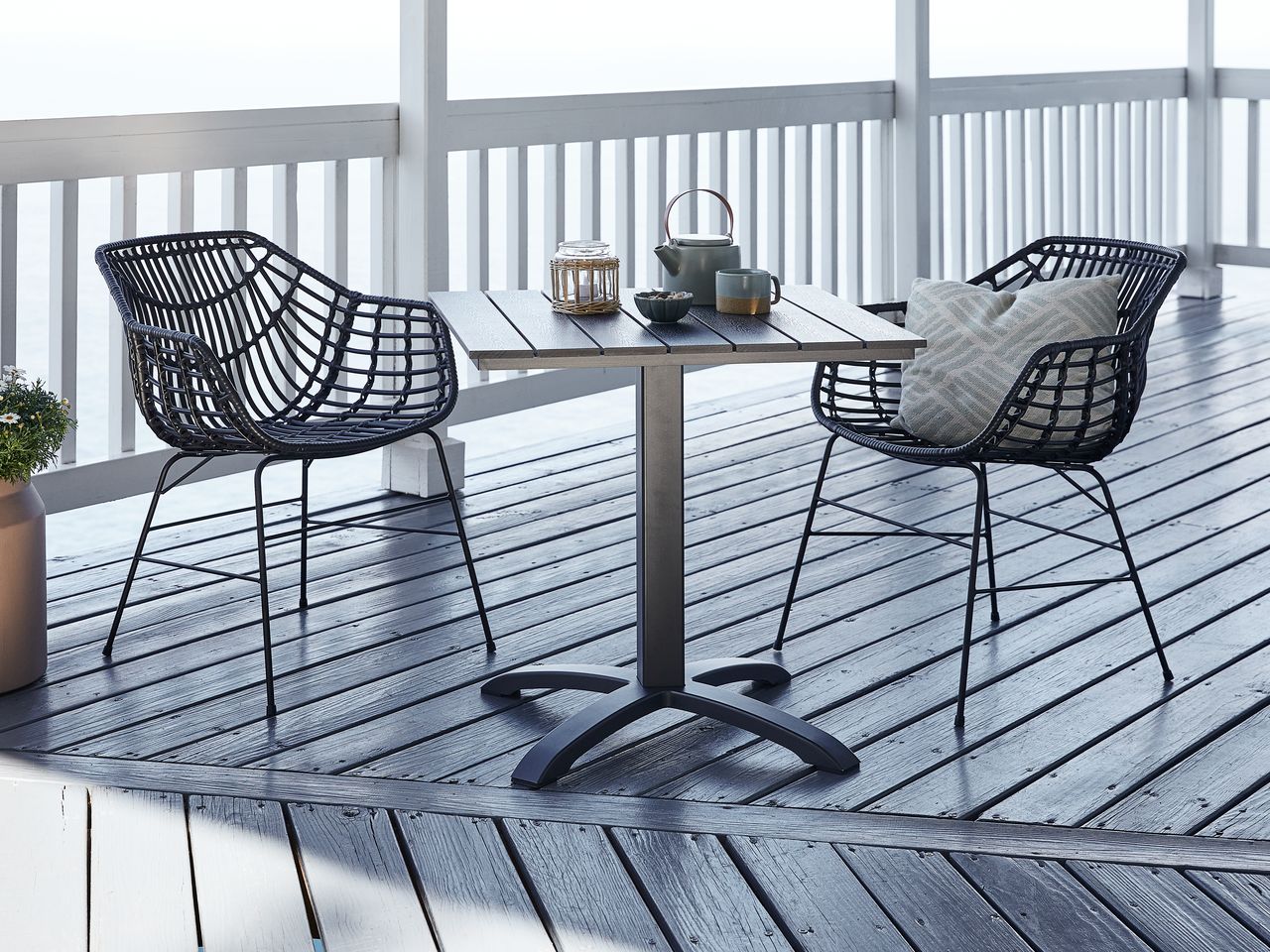 Mesa HOBRO L70 negro + 2 sillas ILDERHUSE negro JYSK