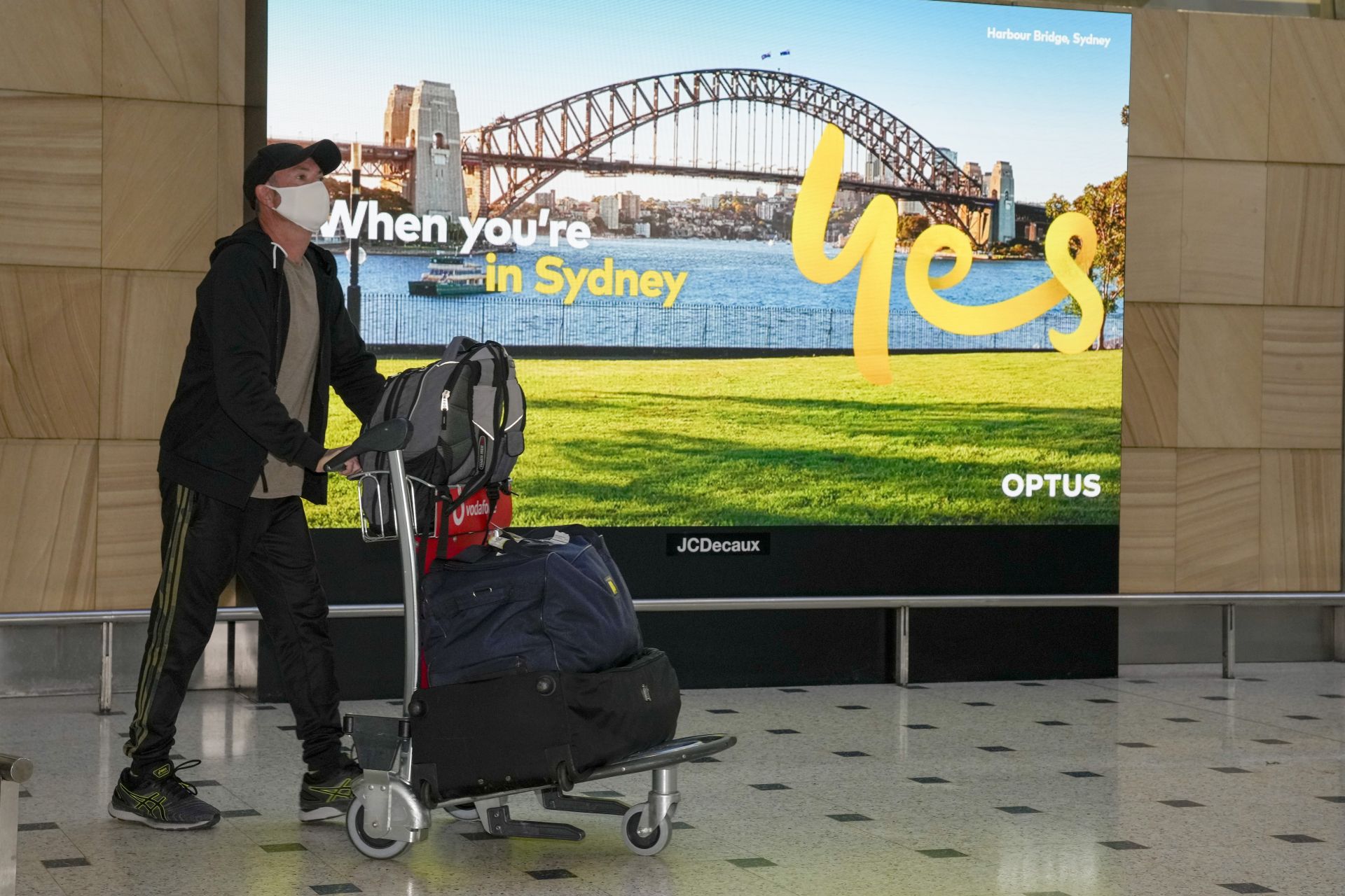 Omicron sparks fears for travellers in Australia as new border rules