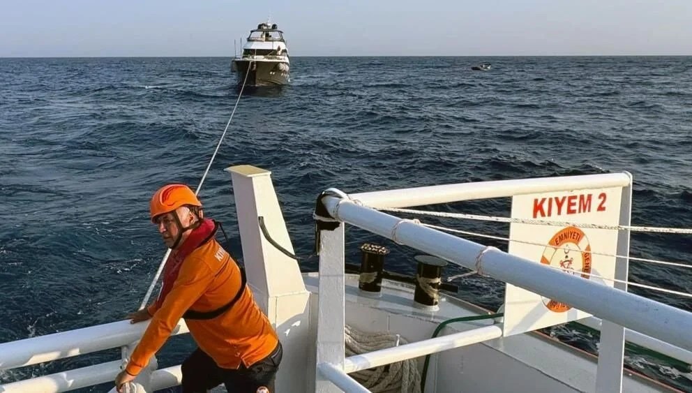 Marmaris açıklarında sürüklenen tekne kurtarıldı