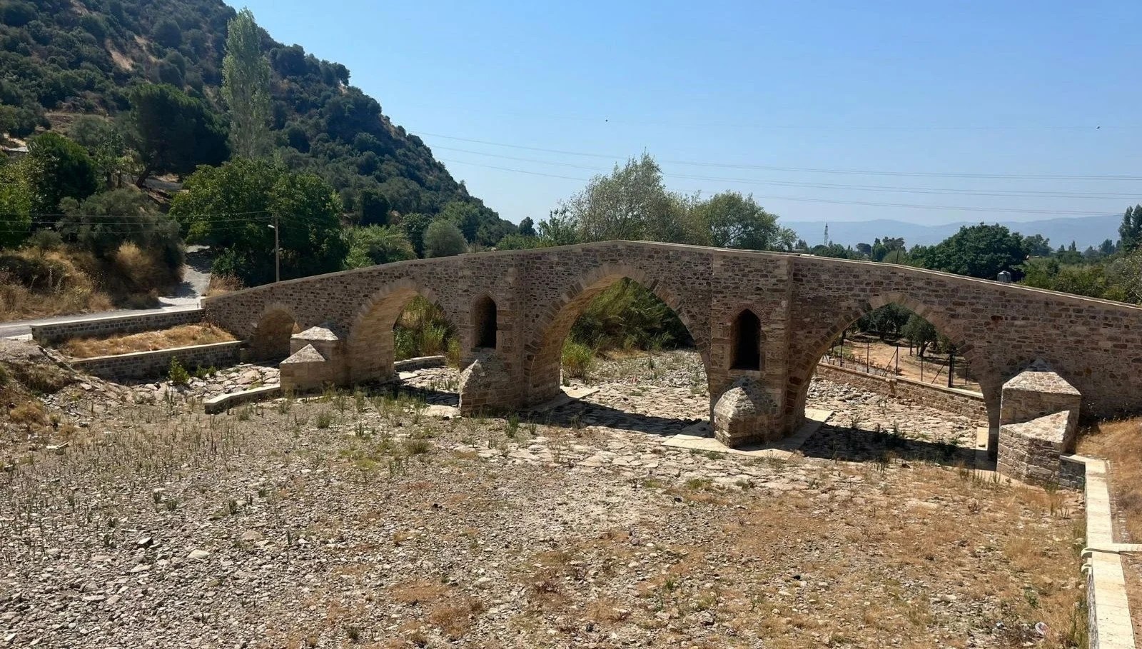 Tarihi Yunan Köprüsü uyuşturucu bağımlılarının yuvası haline geldi