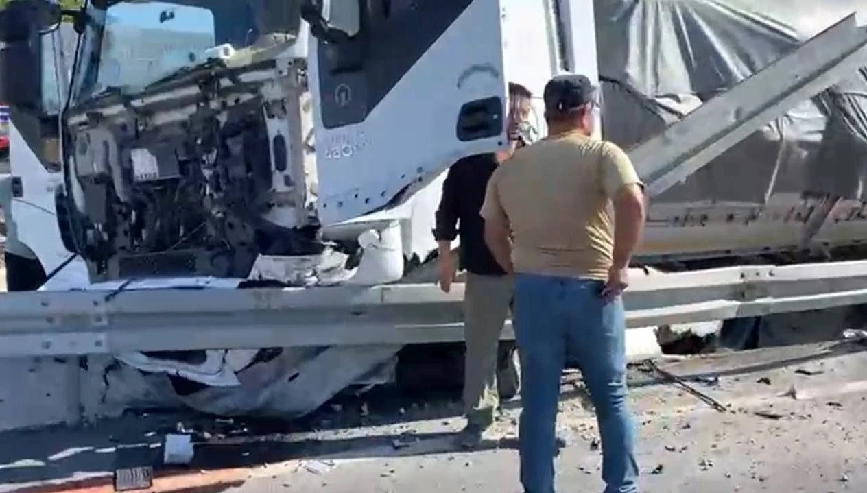 Denizli'de faciadan dönüldü: Kontrolden çıkan TIR refüje çarptı