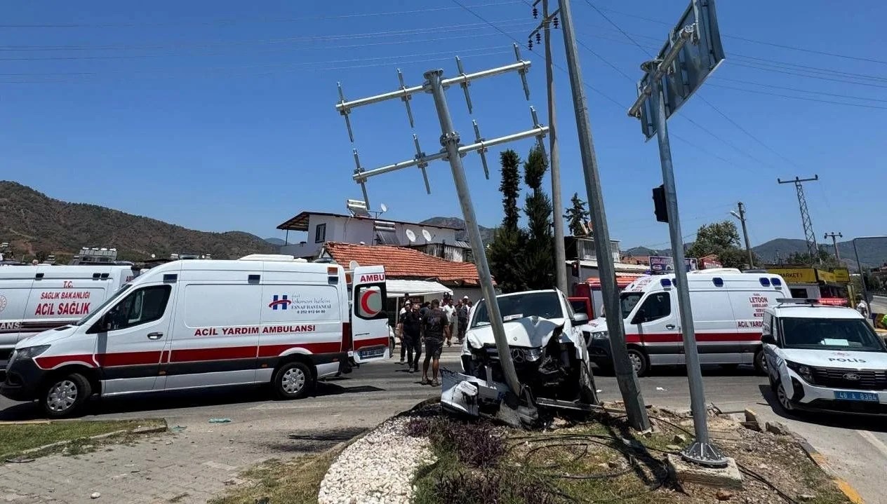 Muğla'da iki araç çarpıştı: Çok sayıda yaralı