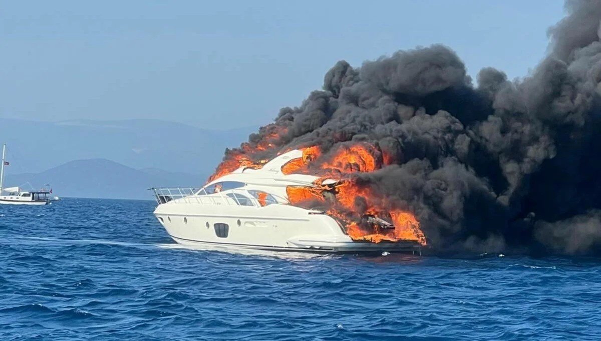 Bodrum açıklarında demirli motoryatta yangın çıktı