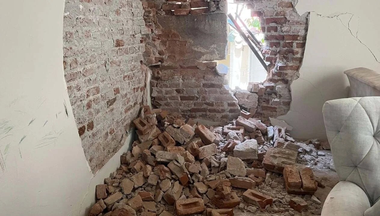 Tünel çalışması sırasında bir evin duvarı yıkıldı