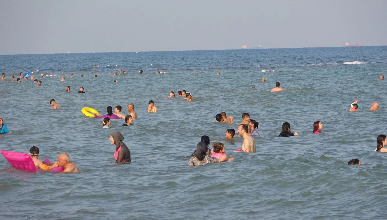 夏日热浪！人民游海滩！