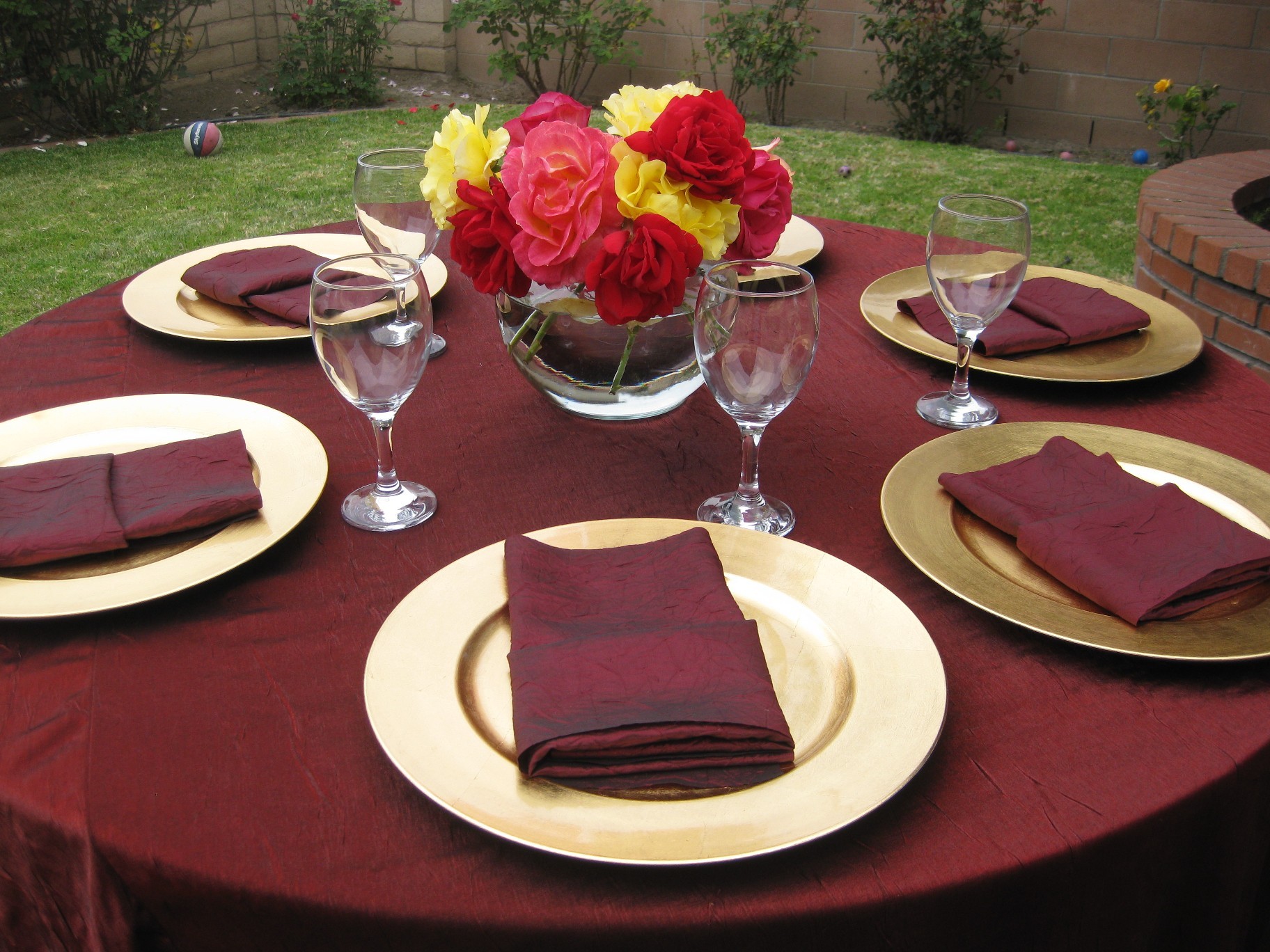 Gold charger plates deep red or burgandy tableclothvendors Bella