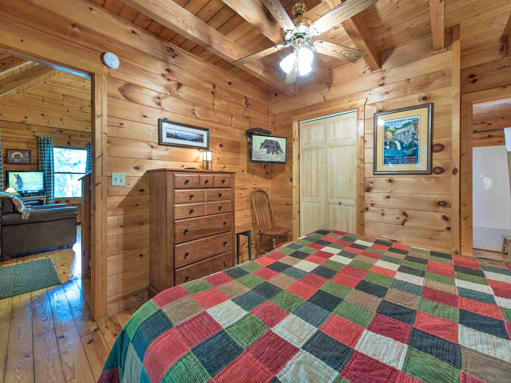 Bear's Den Cabin in Gatlinburg w/ 2 BR (Sleeps6)