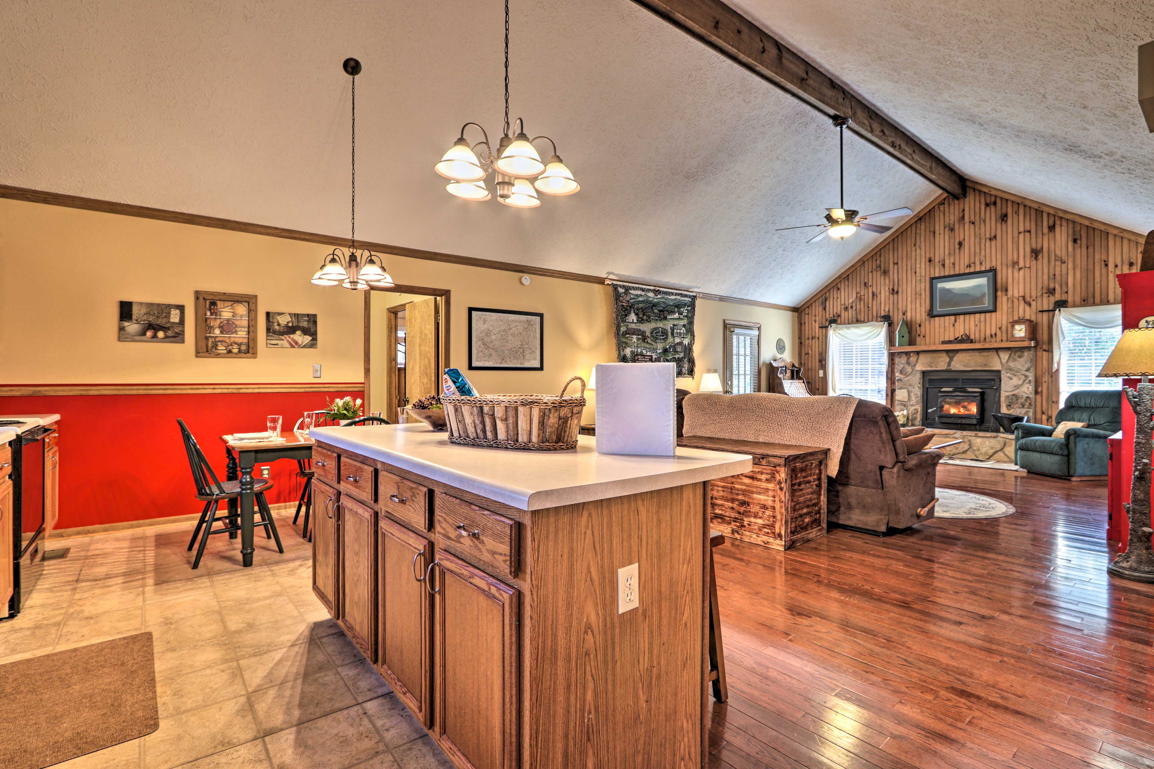 firefly Cove 3 Mi To Parkway & National Park! in Pigeon w/ 2 BR