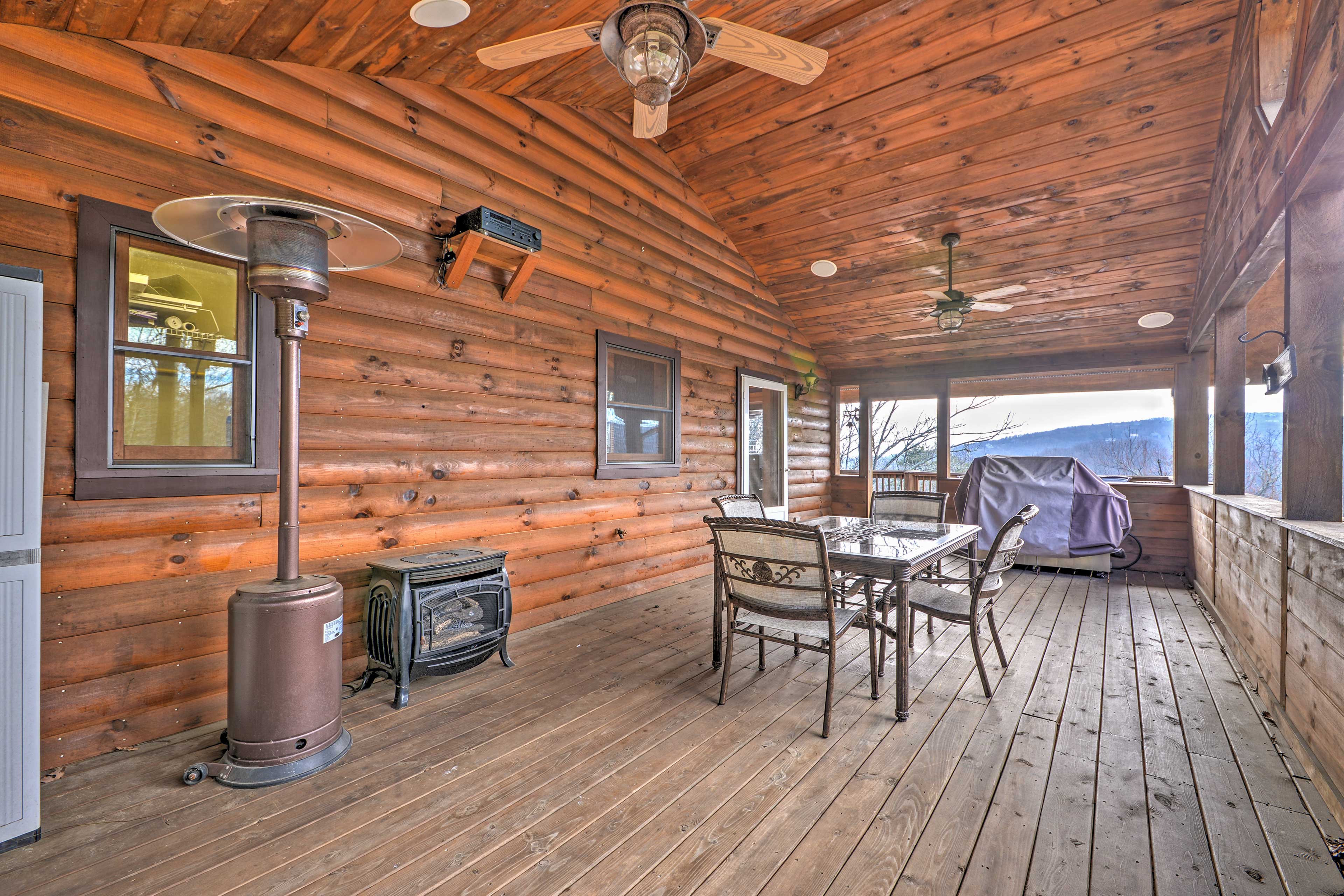 'the Cozy Bear Cabin’ Upscale Deck & Mtn Views! in Boone w/ 3 BR (Sleeps8)