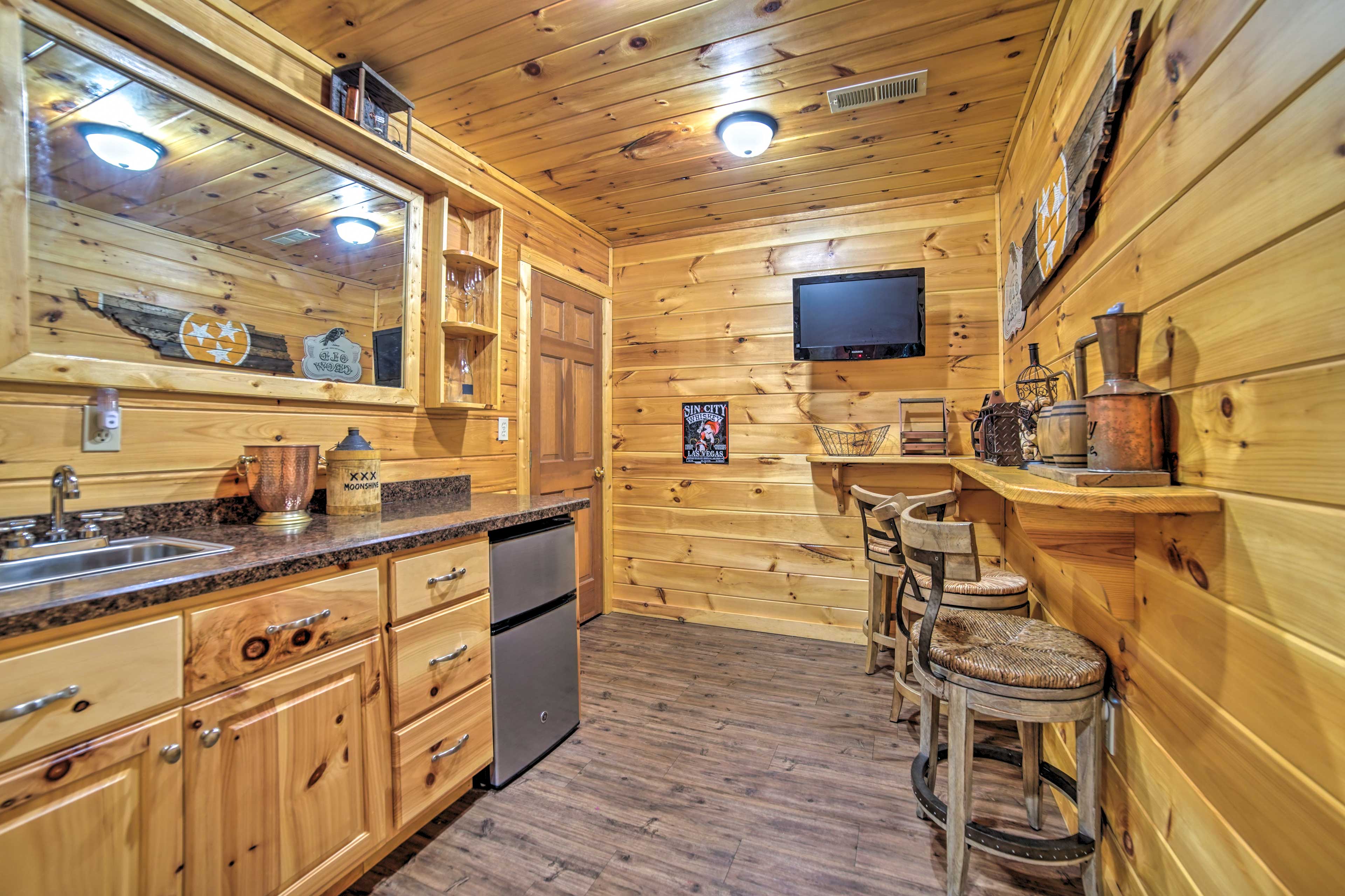 New! Spacious Gatlinburg Cabin Hot Tub & Theater! in Gatlinburg w/ 4 BR (Sleeps14)