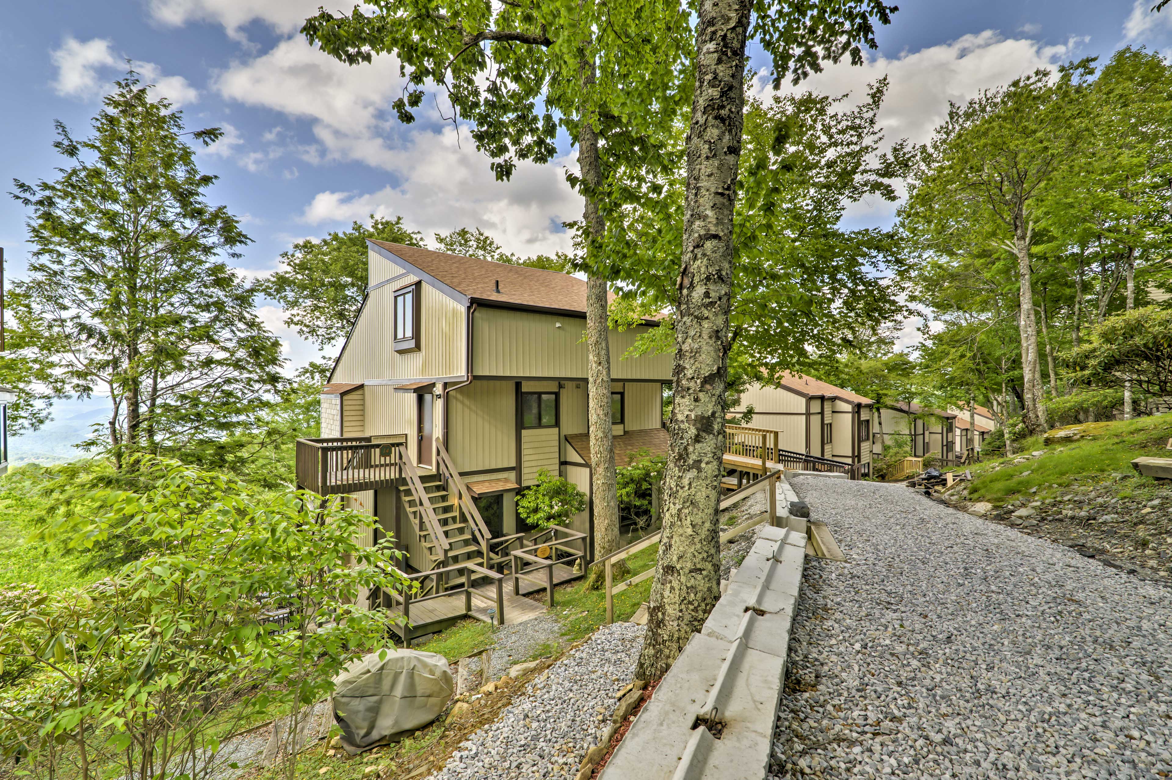 Evolve Updated Beech Mountain Condo W/ Mtn Views in Beech Mountain w/ 3 BR (Sleeps8)