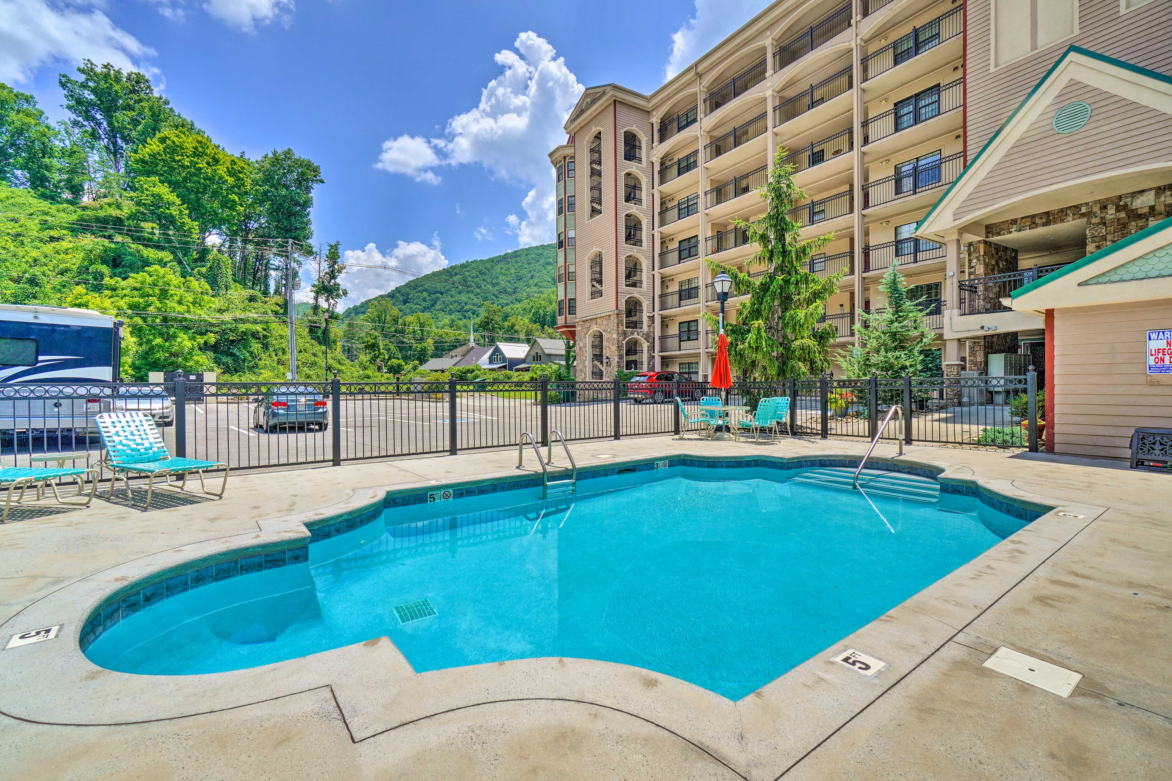 New! Convenient Gatlinburg Condo W/ Shared Pool! in Gatlinburg w/ 2 BR