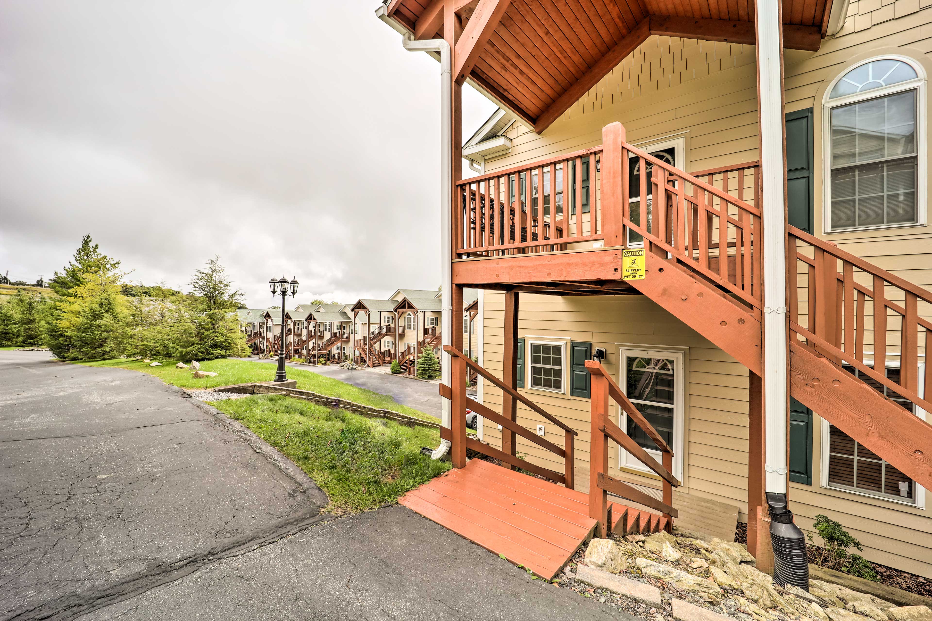 New! Beech Mountain Condo Walk To Ski Slopes! in Beech Mountain w/ 2 BR (Sleeps6)