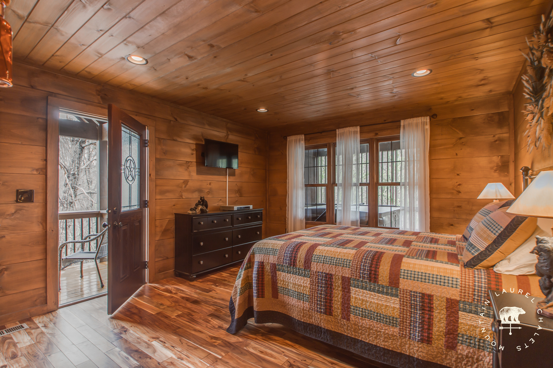 Black Bear Cabin in Gatlinburg w/ 2 BR (Sleeps4)