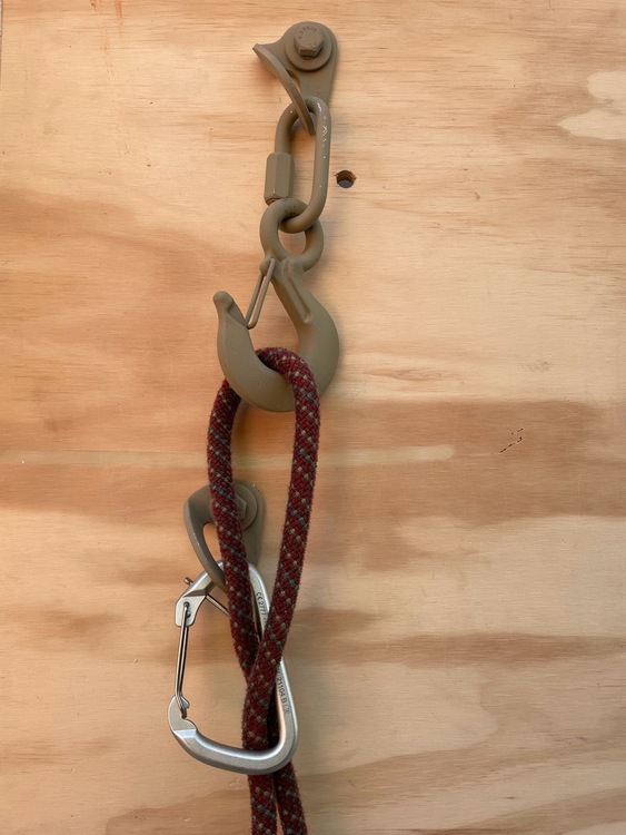 Good alternative to a fixed eye carabiner on staggered open systems