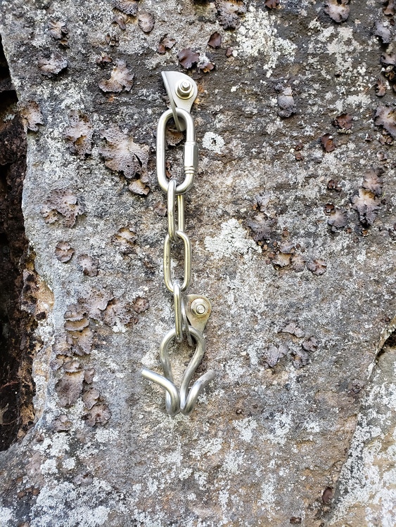 Good alternative to a fixed eye carabiner on staggered open systems