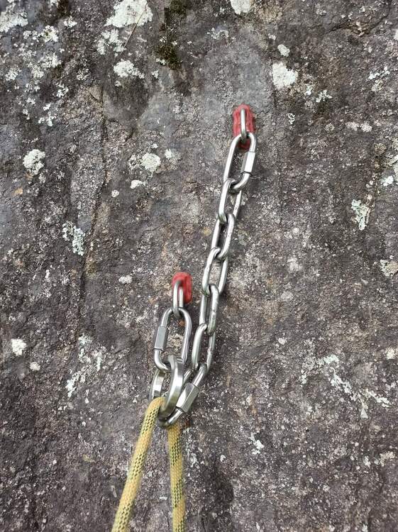 Good alternative to a fixed eye carabiner on staggered open systems