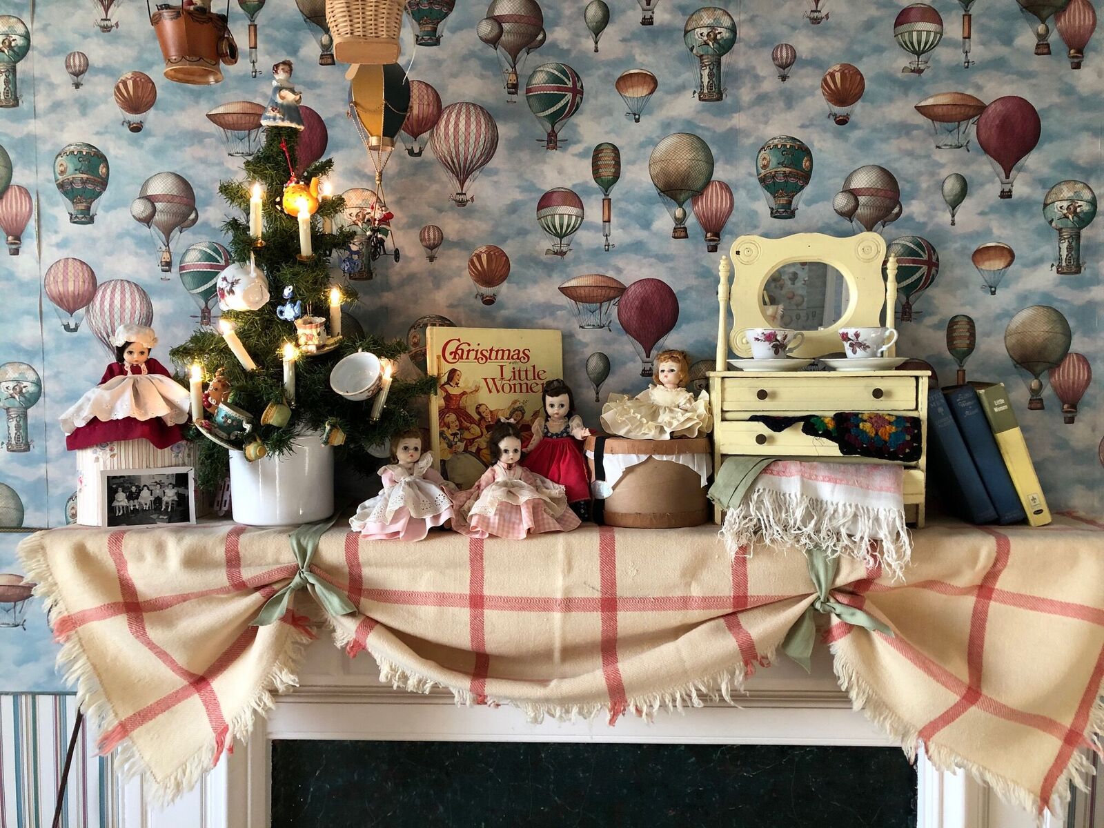 Take a Look Inside One of Hamilton's "Twelve Houses of Christmas" Tour