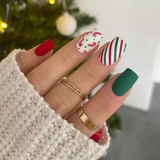 55 Festive Christmas Nail Designs For 2023 Fabbon