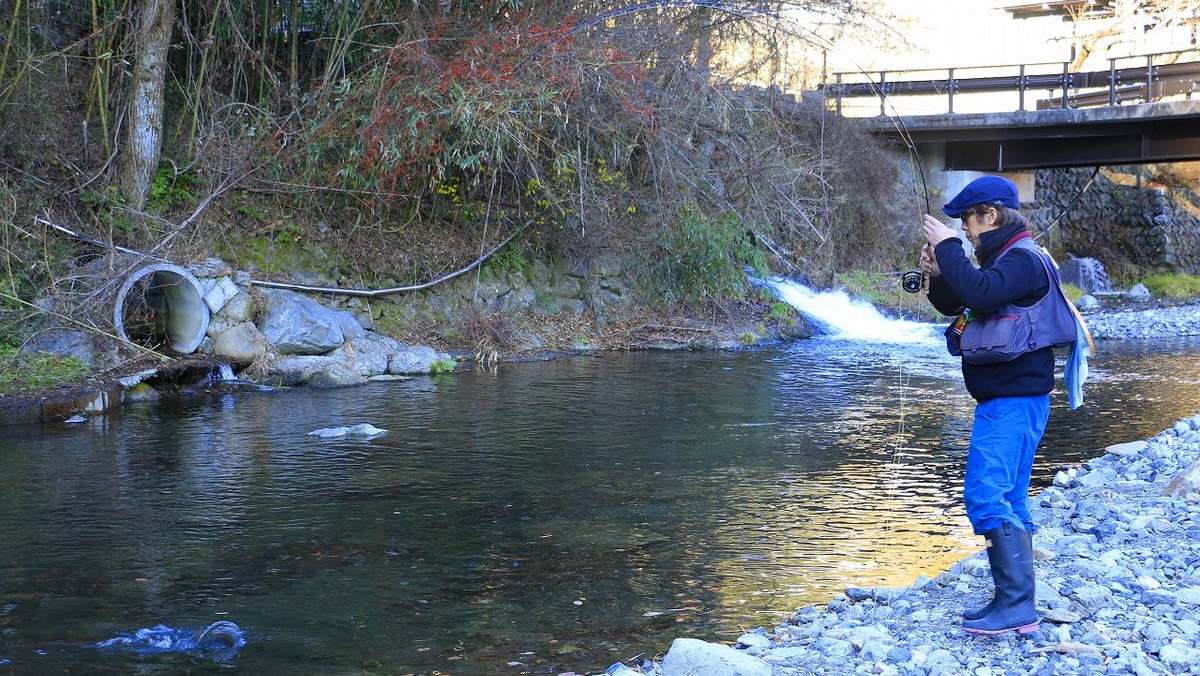 ニジマス釣り 山梨県北都留郡・小菅川