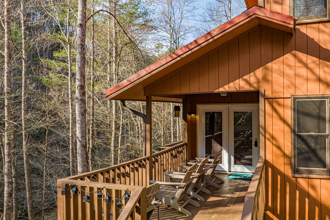 Romantic Log Cabin Getaways with Hot Tubs in Sevierville, TN