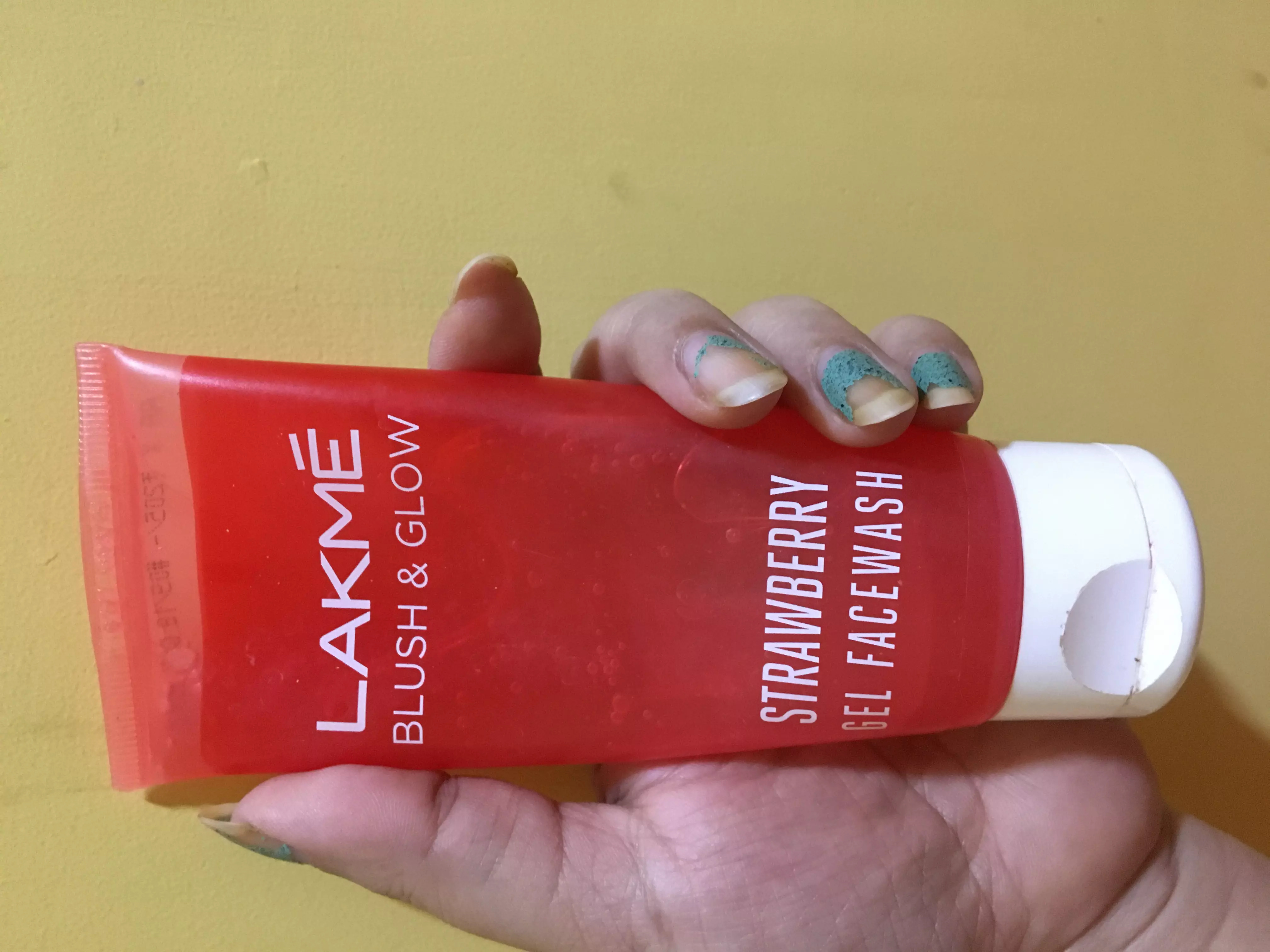 Lakme Blush & Glow Strawberry Gel Face Wash Reviews, Price, Benefits
