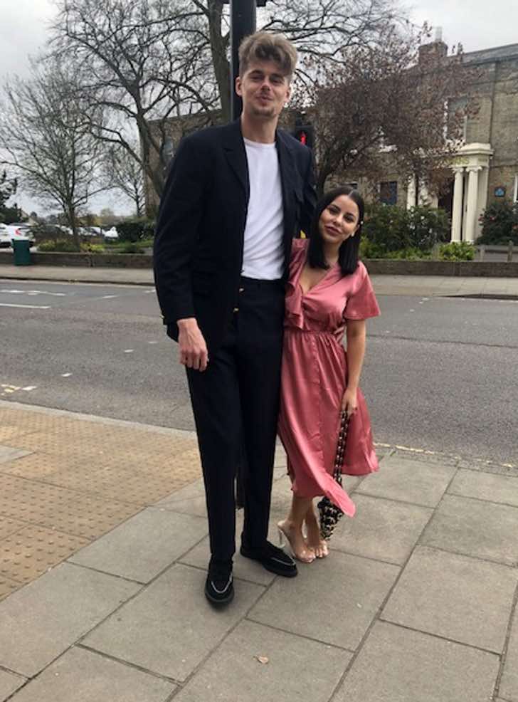 Mujeres la atacan por tener un novio mucho más alto que