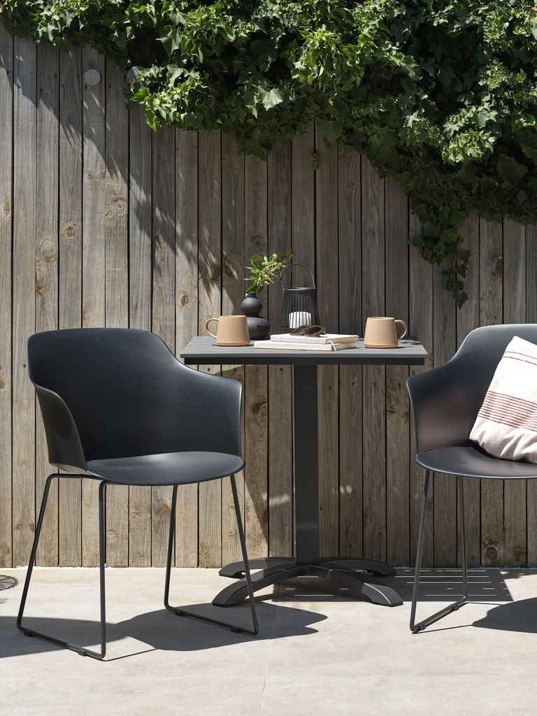 HOBRO D70 stolík sivá + 2 SANDVED stolička čierna JYSK