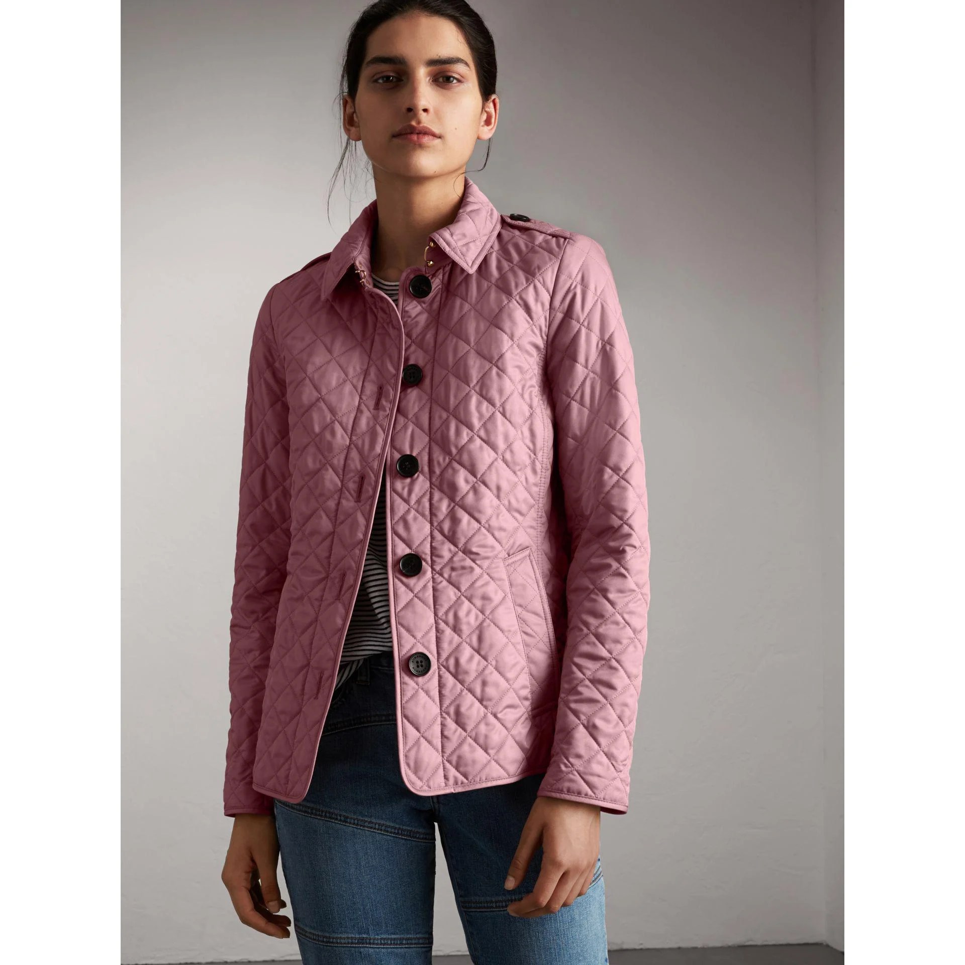 Arriba 69+ imagen how to wear burberry quilted jacket Abzlocal.mx
