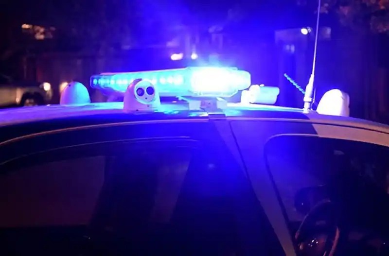 Denunciaron a una pareja por tener sexo en la calle y él terminó rompiendo un patrullero