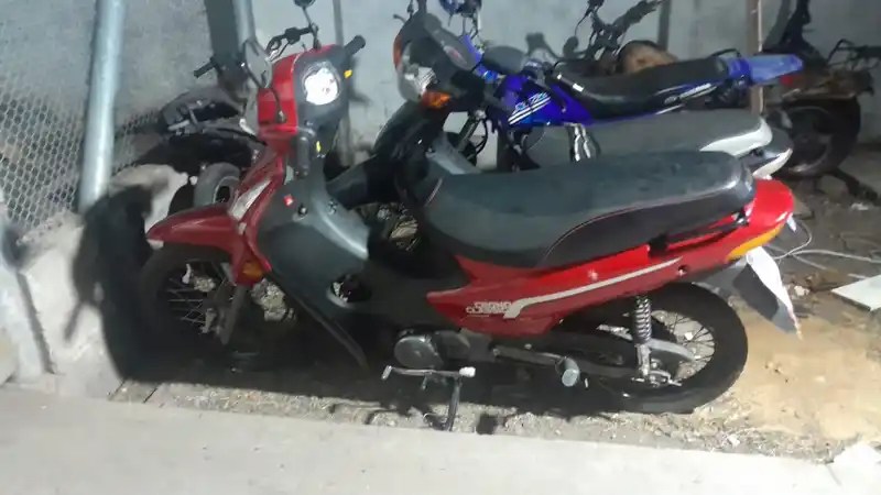 Detuvieron a un motociclista armado que trató de escapar de la policía en zona oeste
