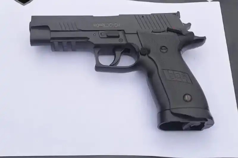 Cayó un adolescente de 16 años con un arma falsa que trató de huir de la policía en San Francisquito