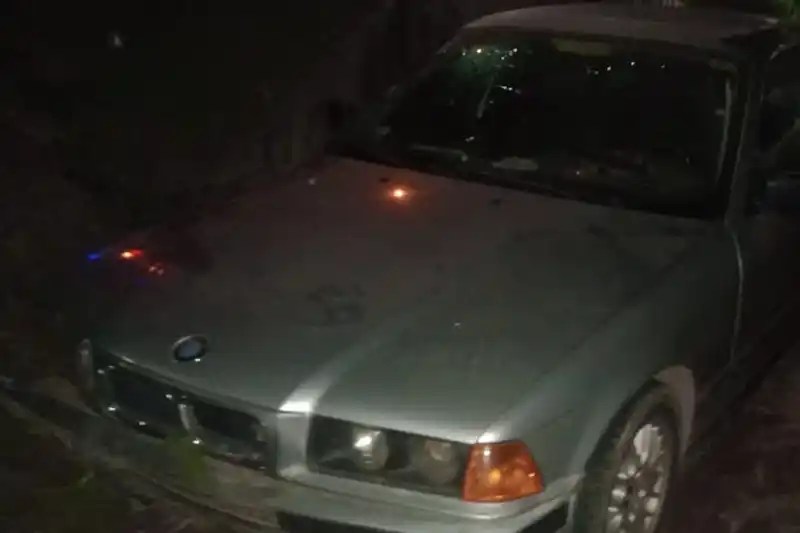 Un pareja de adultos mayores cayó con su auto en una cuneta en la colectora de la autopista Rosario-Buenos Aires