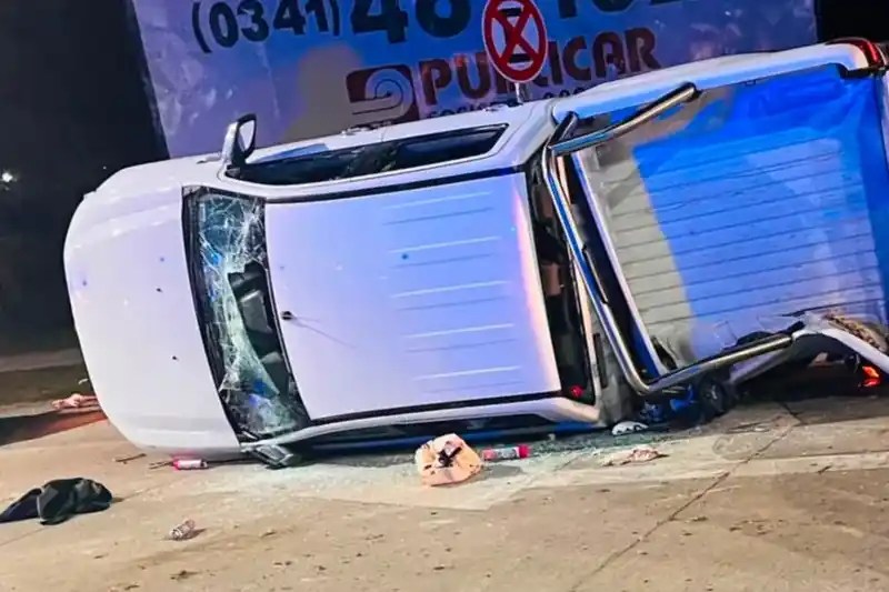 Robaron un autoservicio en Funes armados, volcaron en plena persecución y fueron detenidos en Rosario