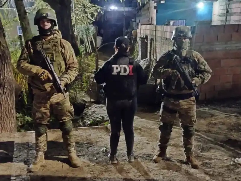 Cuatro personas fueron detenidas por arrojar una bomba molotov contra el auto de una docente en Villa Gobernador Gálvez