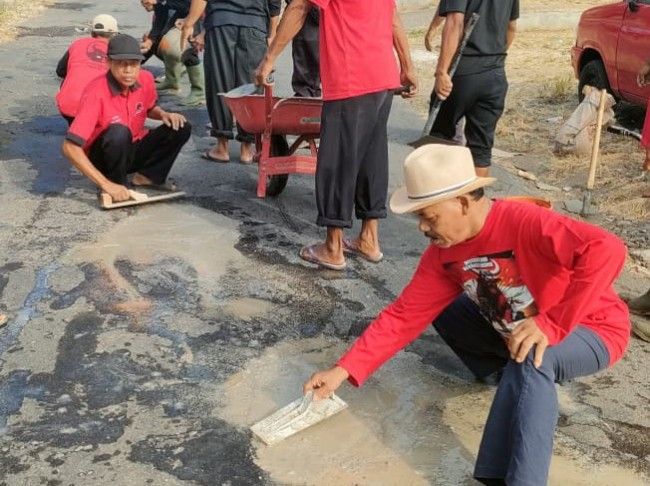 Bulan Bung Karno, Kader PDIP Magetan Gotong Royong Perbaiki Fasilitas Umum